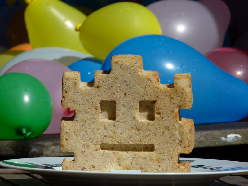 gateau space invader sur assiettes et gourmandises