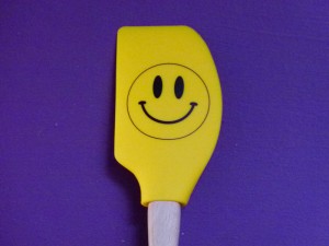spatule smiley jaune sur assiettes et compagnie