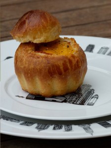 assiette-new-york-oeuf-surprise-brioche