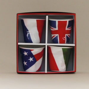 coffret de 4 tasses drapeaux revol avec la france, la grande bretagne, l'italie et les états unis - design béatrice pene pour Revol et Assiettets et compagnie