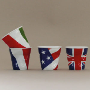 coffret de 4 tasses drapeaux revol avec la france, la grande bretagne, l'italie et les états unis - design béatrice pene pour Revol et Assiettes et compagnie