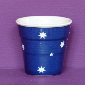 L'Australie en version tasse à café froissée par Revol est une création de Béatrice Pene pour la célèbre manufacture de porcelaine française