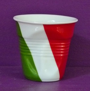l'Italie en version tasse à café froissée par Revol est une création de Béatrice Pene pour la célèbre manufacture de porcelaine française