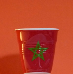 Le Maroc en version tasse à café froissée par Revol est une création de Béatrice Pene pour la célèbre manufacture de porcelaine française