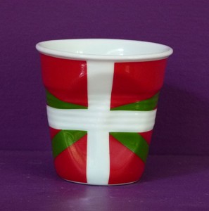 le pays basque en version tasse à café froissée par Revol est une création de Béatrice Pene pour la célèbre manufacture de porcelaine française
