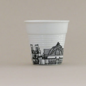 tasse froissée Paris, avec tous les monuments de paris, dessinée par béatrice pene pour le centenaire d'un très célèbre magasin parisien, éditée par la maison de porcelaine Revol, made in france