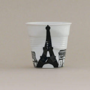 tasse froissée Paris, avec tous les monuments de paris, dessinée par béatrice pene pour le centenaire d'un très célèbre magasin parisien, éditée par la maison de porcelaine Revol, made in france