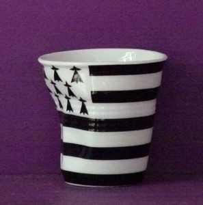 la bretagne en version tasse à café froissée par Revol est une création de Béatrice Pene pour la célèbre manufacture de porcelaine française