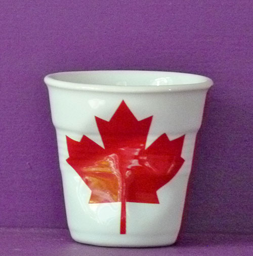 le canada en version tasse à café froissée par Revol est une création de Béatrice Pene pour la célèbre manufacture de porcelaine française