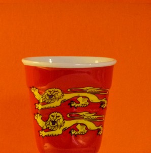 la normandie en version tasse à café froissée par Revol est une création de Béatrice Pene pour la célèbre manufacture de porcelaine française