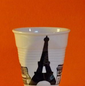 Paris en version tasse à café froissée par Revol est une création de Béatrice Pene pour la célèbre manufacture de porcelaine française
