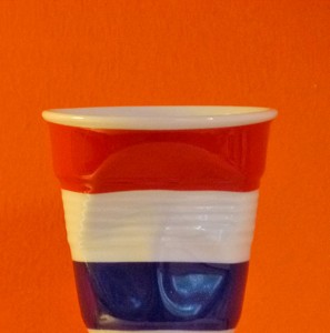 pays bas tasse à café froissée par Revol est une création de Béatrice Pene pour la célèbre manufacture de porcelaine française