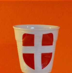 la savoie en version tasse à café froissée par Revol est une création de Béatrice Pene pour la célèbre manufacture de porcelaine française