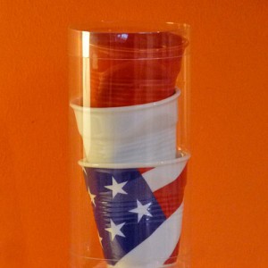 tube de trois tasses froissées Revol , une blanche, une rouge et un drapeau USA