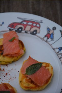 assiette surf blinis maison avec saumon fumé et feuille de basilic et le dessin de l'assiette family surf sur assiettes et compagnie