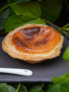 recette des pasteis de nata, petits flans portugais sur assiettes et gourmandises avec tasse flag portugal revol porcelaine