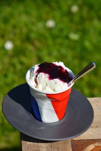 recette de fontainebleau aux myrtilles sur assiettes et gourmandises, présenté dans une tasse à café revol drapeau france