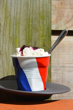recette de fontainebleau aux myrtilles sur assiettes et gourmandises, présenté dans une tasse à café revol drapeau france