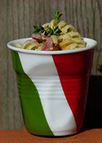 assiettes et gourmandises présente la recette des pates carbonara des italiennes dans une tasse café revol drapeau italien
