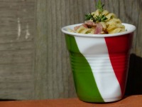 tasse italie et recette de pates carbonara sur assiettes et gourmandises