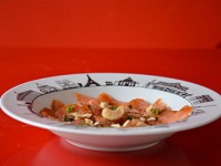recette saumon mariné au pamplemousse sur une assiette creuse carnet de voyage à paris par assiettes et compagnie