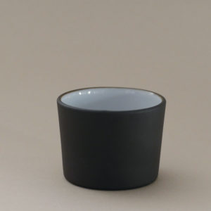 petit pot à tapas en porcelaine noire et émaille en blanc, une création revol made in france