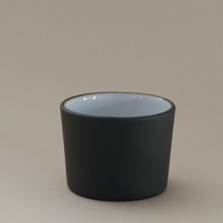 petit pot à tapas en porcelaine noire et émaille en blanc, une création revol made in france