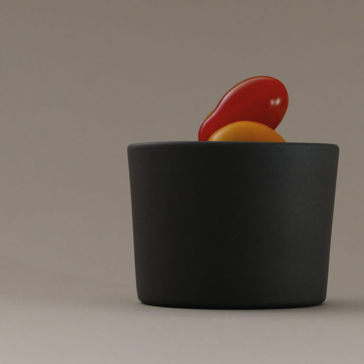 petit pot à tapas en porcelaine noire et émaille en blanc, une création revol made in france