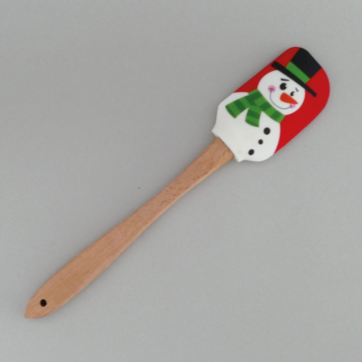spatule en bois et silicone avec un magnifique bonhomme de neige, une sélection d'Assiettes et cie