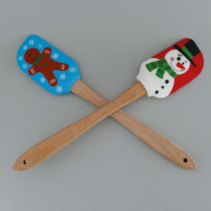 spatule en bois et silicone avec un magnifique bonhomme de neige, une sélection d'Assiettes et cie