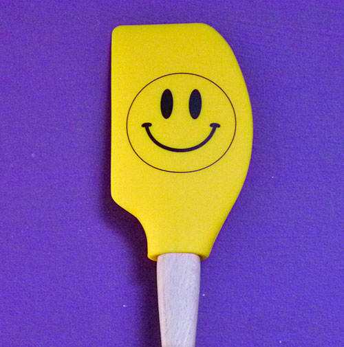 les spatules smiley mettent un coup de bonne humeur dans votre cuisine, ce sont des ustensiles solides, en silicone alimentaire, lavables en machine et très sympa à collectionner