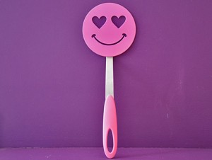 spatule smiley rose amoureuse par tovolo sur assiettes et compagnie