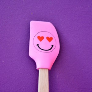 les spatules smiley mettent un coup de bonne humeur dans votre cuisine, ce sont des ustensiles solides, en silicone alimentaire, lavables en machine et très sympa à collectionner