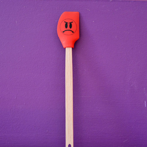 les spatules smiley mettent un coup de bonne humeur dans votre cuisine, ce sont des ustensiles solides, en silicone alimentaire, lavables en machine et très sympa à collectionner