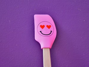 la spatule en silicone rose a des yeux en coeur, le smiley en spatule sur assiettes et compagnie