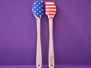 spatules drapeau americain en silicone et bois par assiettes et compagnie