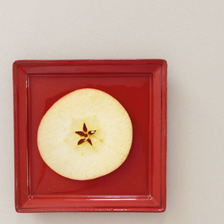 assiette revol en porcelaine noire et emaillée en rouge