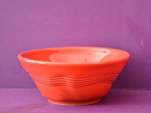 bol froissé en porcelaine rouge par Revol porcelaines, made in france