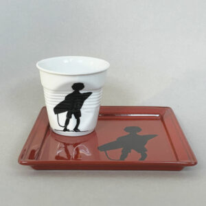 assiette revol en porcelaine noire et emaillée en rouge avec le surfeur