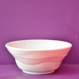 ce bol froissée de chez revol reprend la célèbre tasse froissée mais en version coupelle en porcelaine, fabrication française par les porcelaines revol
