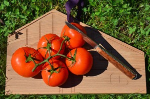 planche à découper ETXE la maison basque en version planche en hêtre ou dessous de plat mais avec une rigole pour le jus et une fabrication par un atelier art de france, création Béatrice Pene pour Assiettes et compagnie