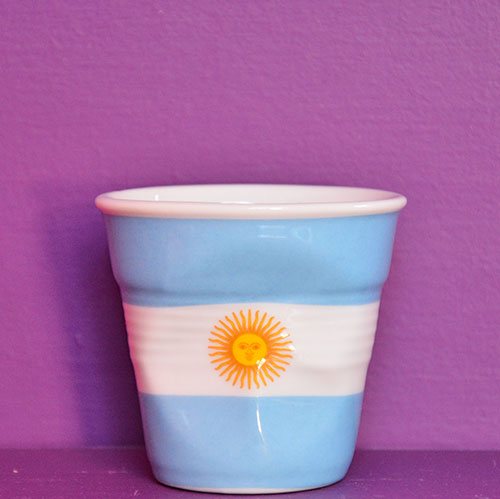 tasse drapeau argentine de la collection flag by beatrice pene, une édition limitée des porcelaines revol, fabrication française