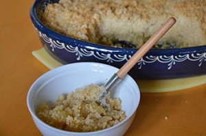 cuillère bèche pour attaquer le crumble aux pommes d'assiettes et gourmandises