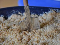 cuillère bèche pour attaquer le crumble aux pommes d'assiettes et gourmandises