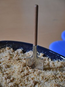 cuillère bèche pour attaquer le crumble aux pommes d'assiettes et gourmandises