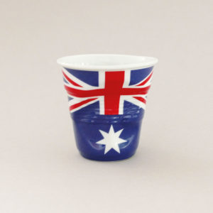 la tasse cappuccino Autralie fait partie de la collection flag par revol, une série de tasses froissées en porcelaine éditée pas revol à partir d'une idée originale de béatrice pene créatrice d'assiettes et compagnie