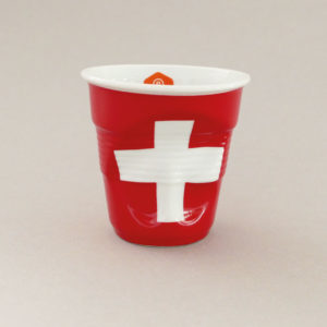 la tasse cappuccino suisse fait partie de la collection flag par revol, une série de tasses froissées en porcelaine éditée pas revol à partir d'une idée originale de béatrice pene créatrice d'assiettes et compagnie