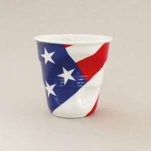 la tasse cappuccino USA fait partie de la collection flag par revol, une série de tasses froissées en porcelaine éditée pas revol à partir d'une idée originale de béatrice pene créatrice d'assiettes et compagnie