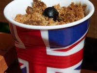 crumble pommes et cassis dans tasse drapeau anglais