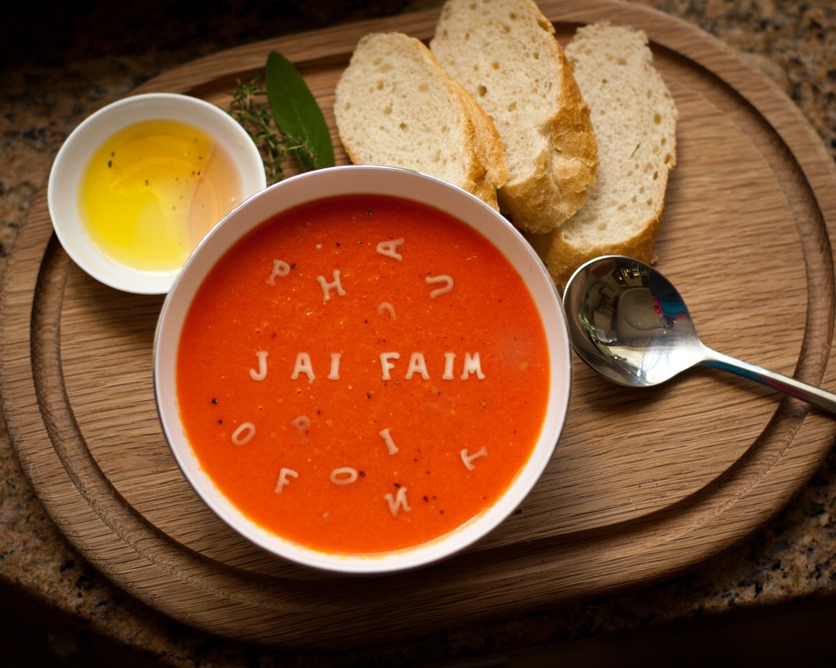 gaspacho sur assiettes et gourmandises